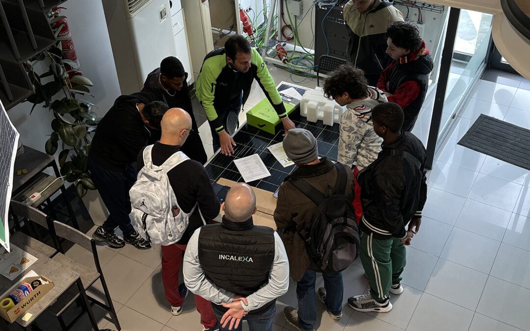 Formador de Incalexa explicando a estudiantes el funcionamiento de paneles solares y sistemas energéticos en las instalaciones de la empresa.