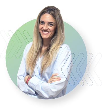 Retrato profesional de Aida Olmo, integrante del equipo de Grupo Incalexa, con chaqueta corporativa verde y negra, sobre fondo circular en tonos verde y azul con elementos gráficos de la marca.